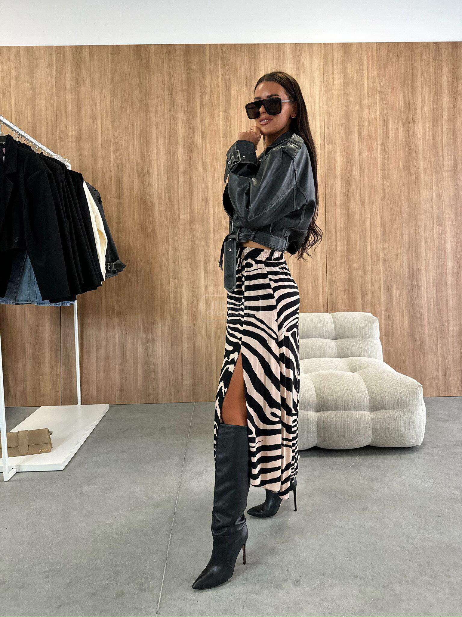 spodnica-gumka-w-pasie-bezowo-czarna_3