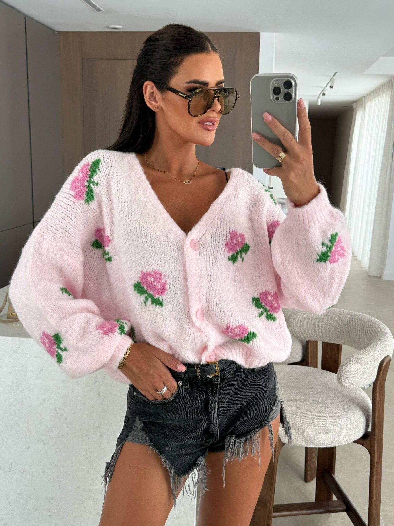 sweter-garcia-z-kwiatami-pudrowy_2