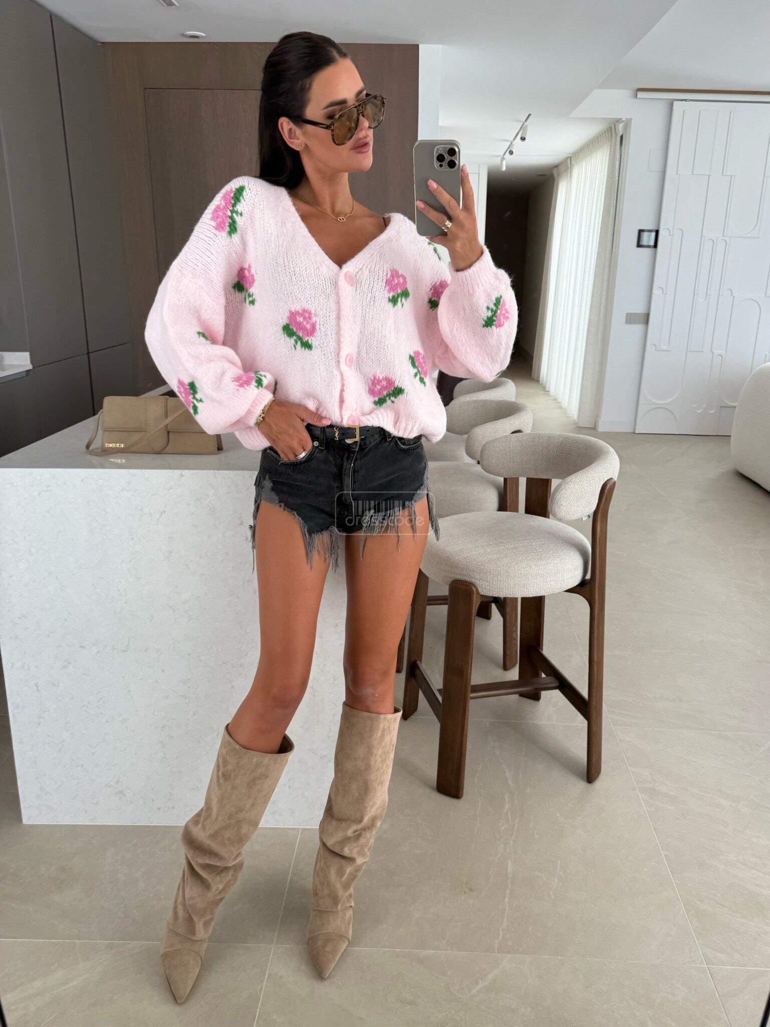 sweter-garcia-z-kwiatami-pudrowy_4