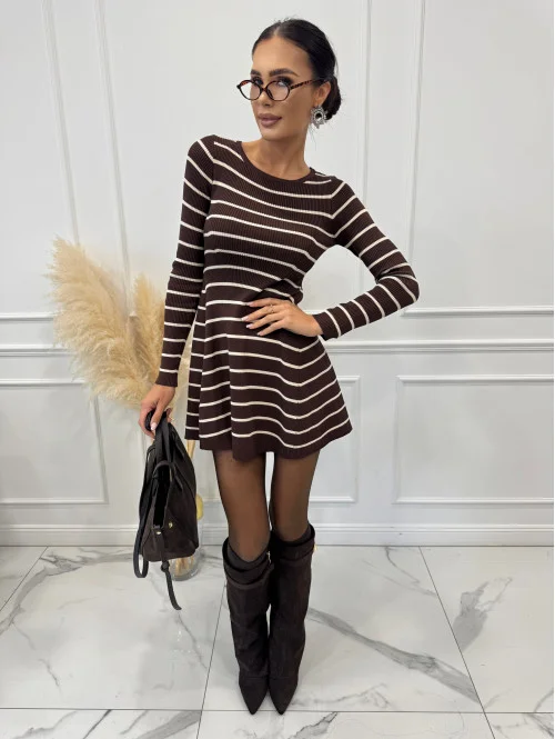 czekoladowa-sukienka-w-paski-rozkloszowana-hugo-09.jpg